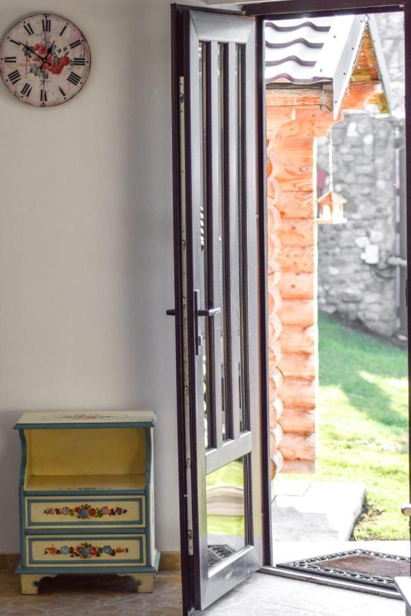Cazarma Cavalerilor Bed and Breakfast Cîmpulung Exteriör bild